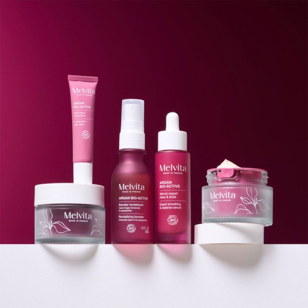 Divers produits Melvita: crème yeux, flacon spray, sérum, crème. Inscription: Melvita.