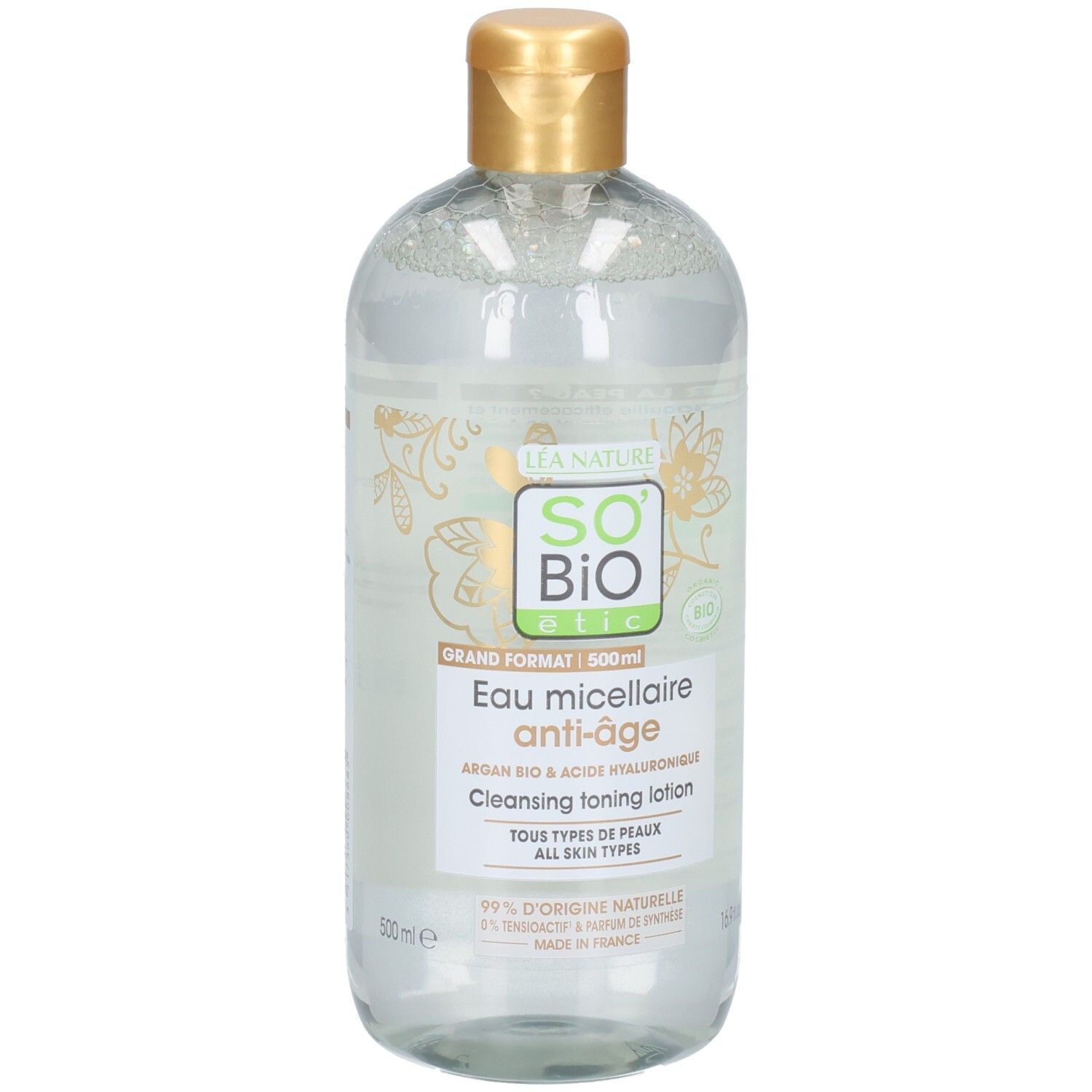 Flacon transparent avec bouchon doré. Étiquette avec nom et logo du produit. "Eau micellaire anti-âge".
