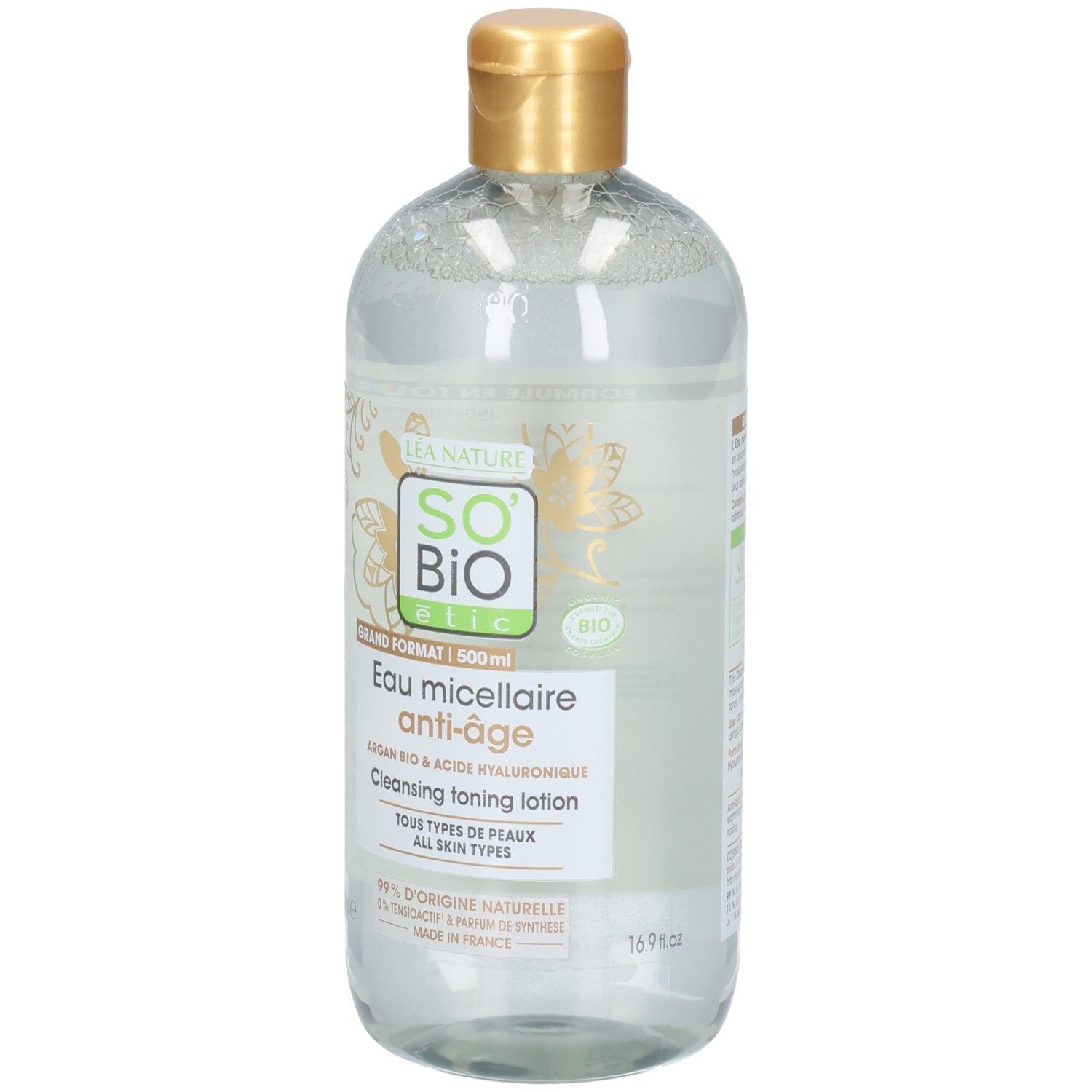 Flacon transparent avec bouchon doré. Étiquette avec nom et logo du produit. "Eau micellaire anti-âge".