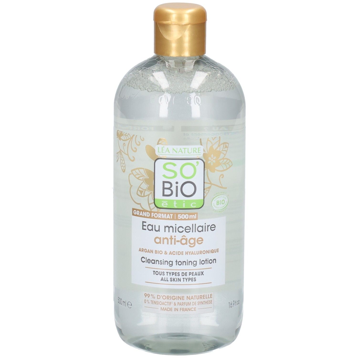Flacon transparent avec bouchon doré. Étiquette avec nom et logo du produit. "Eau micellaire anti-âge".