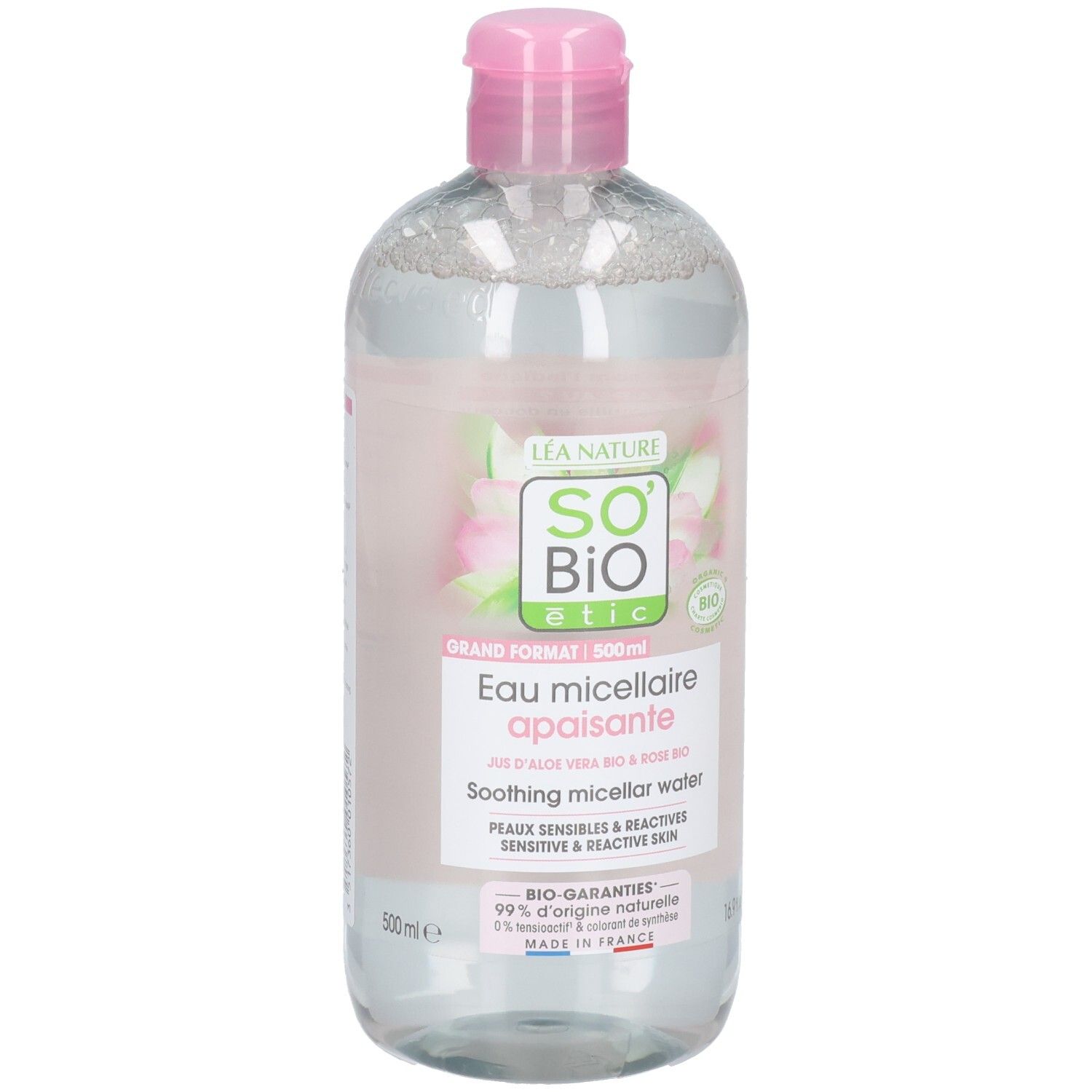 Flacon transparent avec bouchon rose. Étiquette avec nom et logo du produit. Texte: Eau micellaire apaisante, So Bio Etic.