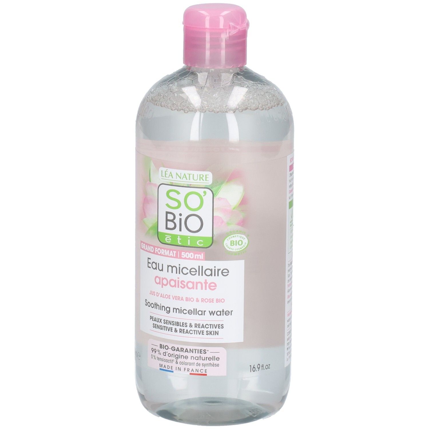 Flacon transparent avec bouchon rose. Étiquette avec nom et logo du produit. Texte: Eau micellaire apaisante, So Bio Etic.