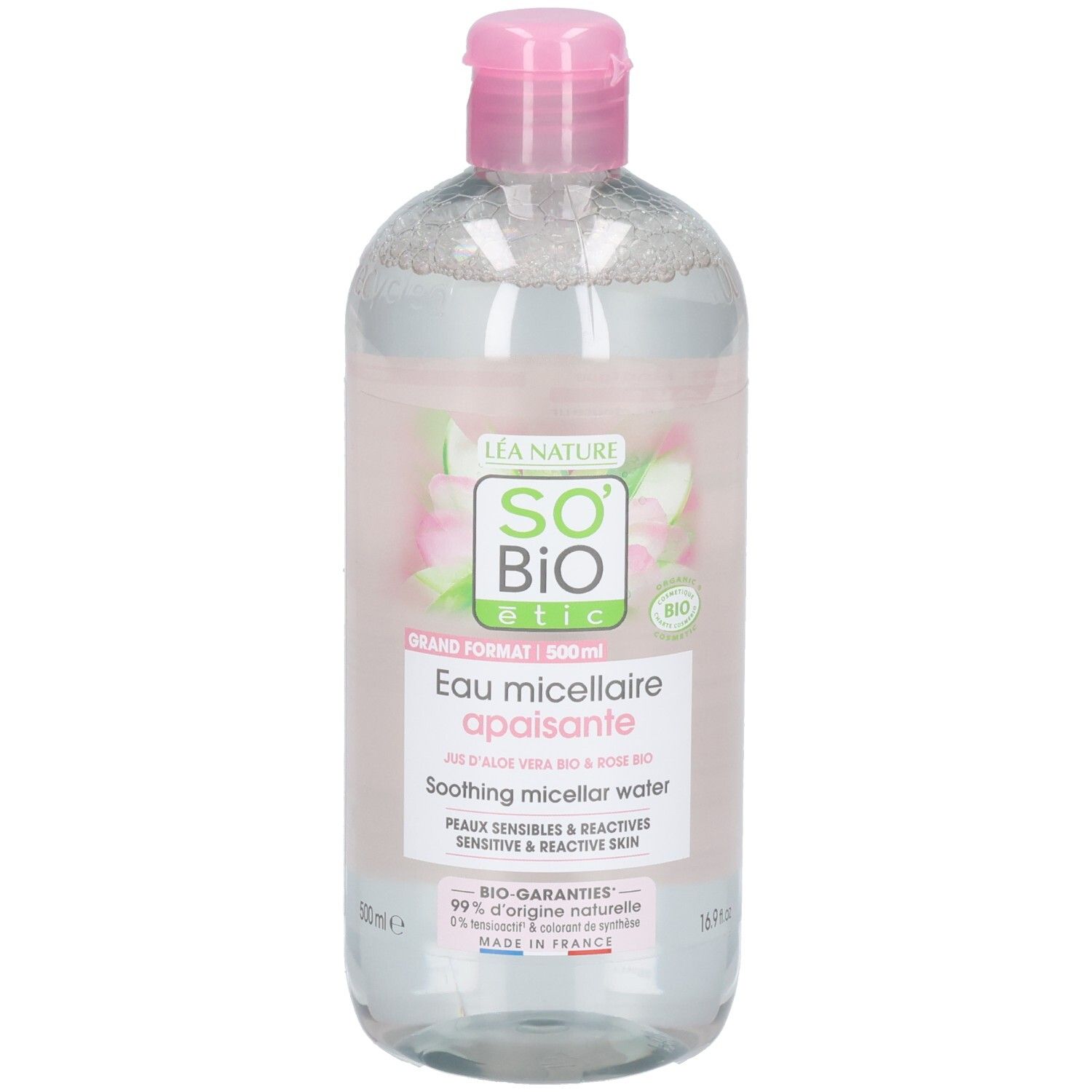 Flacon transparent avec bouchon rose. Étiquette avec nom et logo du produit. Texte: Eau micellaire apaisante, So Bio Etic.