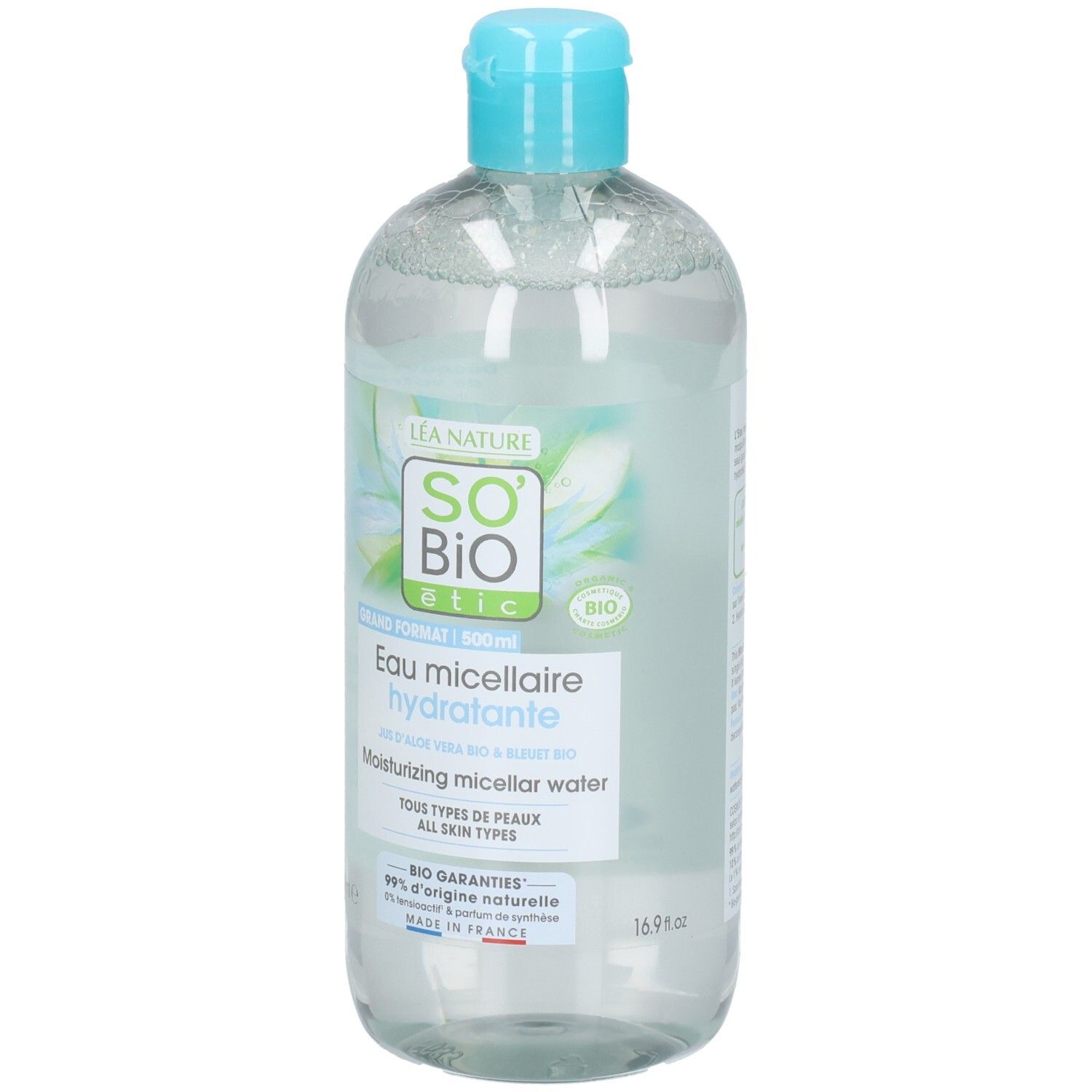 Flacon transparent, bouchon bleu. Inscription: So Bio Etic, Eau micellaire hydratante. Pour tous types de peaux.
