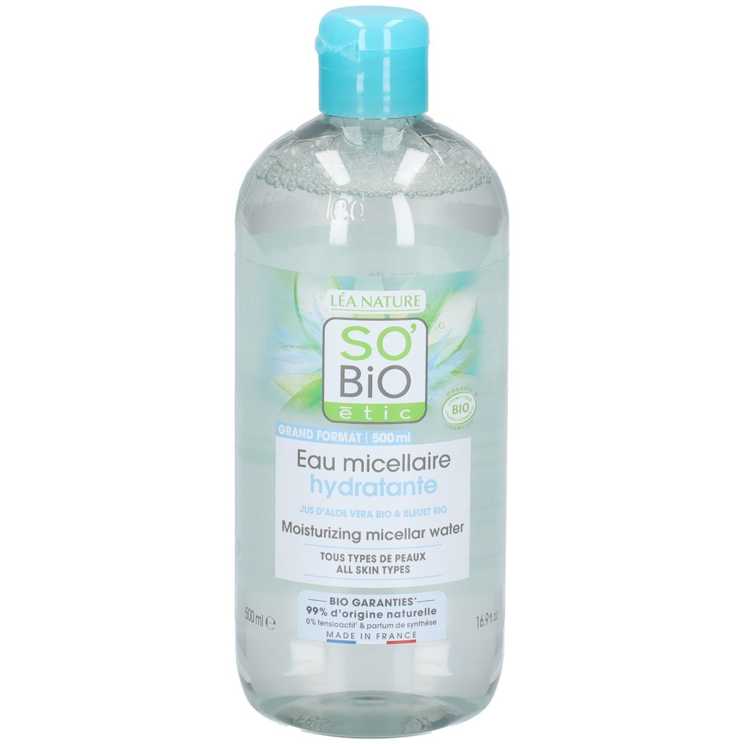 Flacon transparent, bouchon bleu. Inscription: So Bio Etic, Eau micellaire hydratante. Pour tous types de peaux.