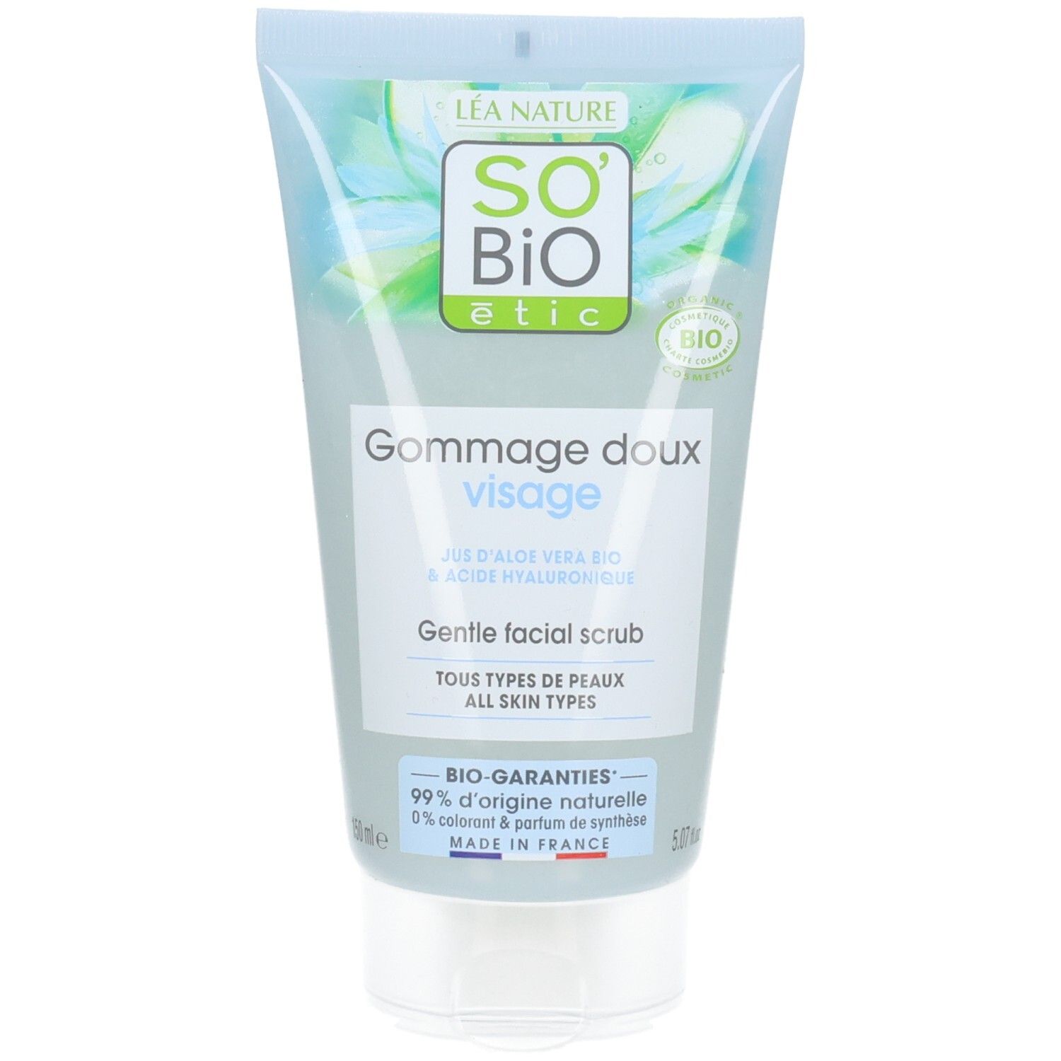 Tube de gommage visage 'So' Bio étic'. Inscription 'Gommage doux visage'. Certifié bio. Fond bleu clair.