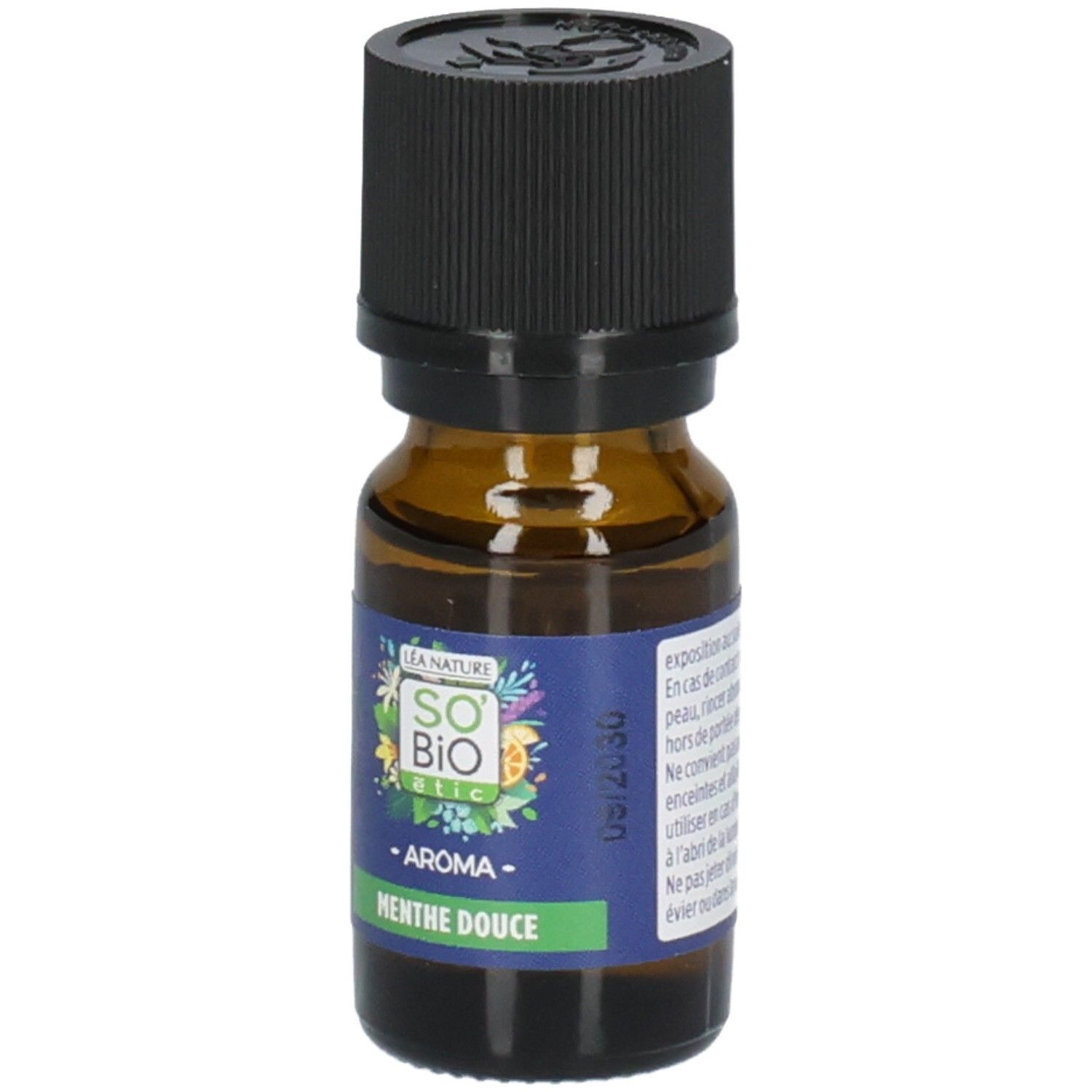 Flacon en verre brun, bouchon noir. Étiquette bleue avec texte: So Bio, Aroma, Menthe Douce. Date 06/2030.