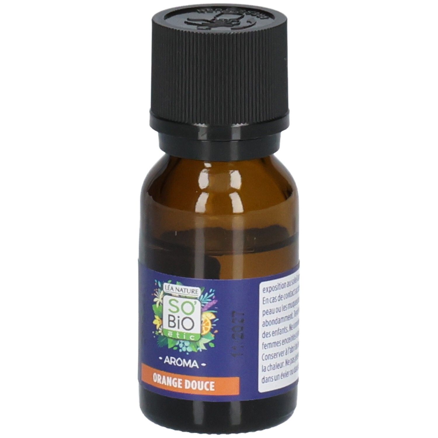 Flacon en verre brun avec bouchon noir. Étiquette : Aroma Orange Douce. Marque : So Bio Etic.