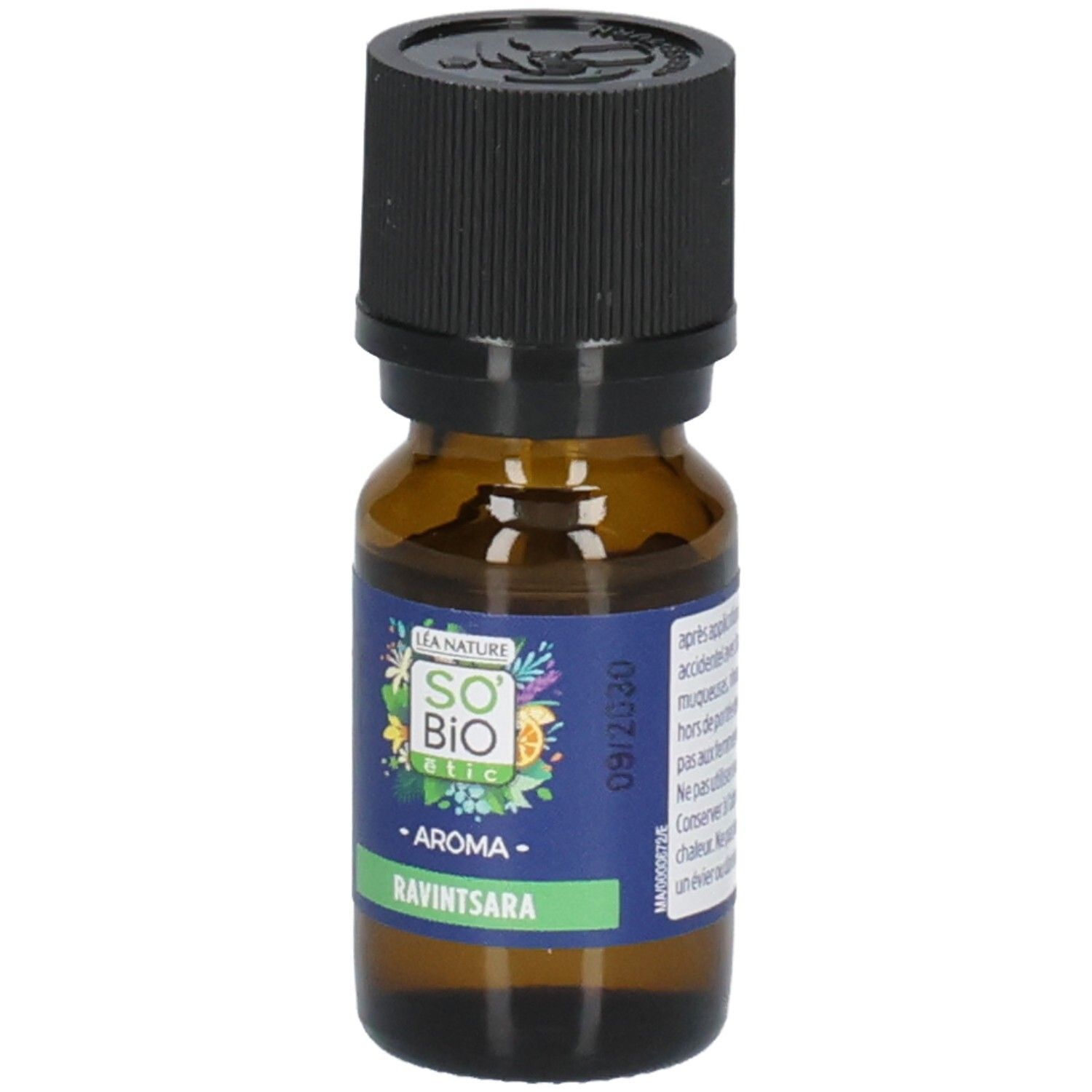 Flacon en verre brun avec bouchon noir. Étiquette avec logo, texte: Aroma Ravintsara, date 09/2030.