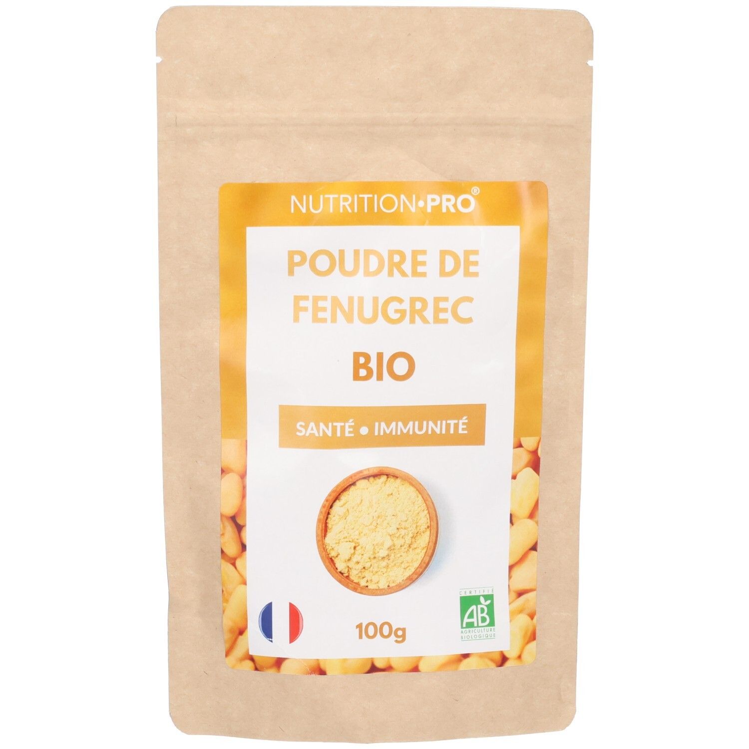 Sachet en papier avec poudre jaune. Étiquette: Poudre de Fenugrec Bio, Santé Immunité. Drapeau français, label AB, 100g.