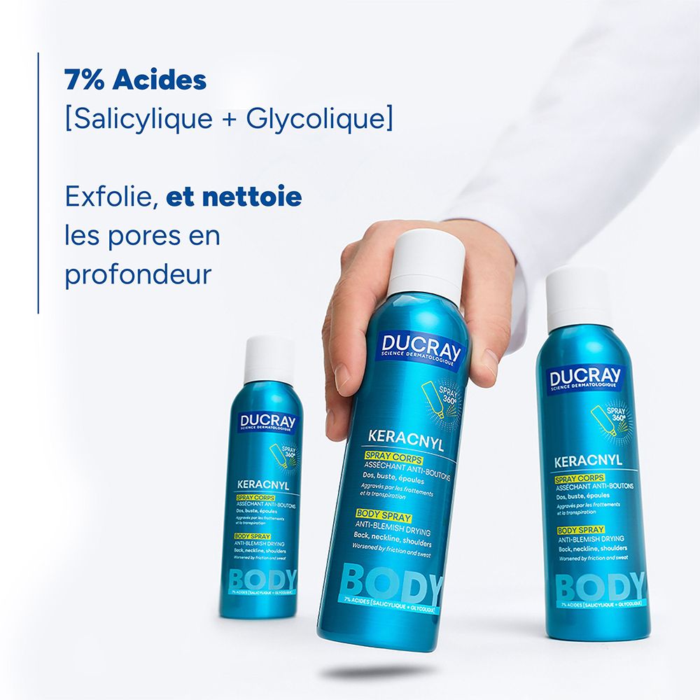 Main appliquant le spray Ducray Keracnyl Spray Corps. Application 360°.