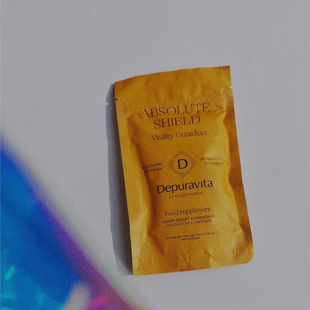 Sachet jaune avec inscription ABSOLUTE SHIELD, Vitality Guardian, Depuravita. Complément alimentaire. Sceau avec lettre D.