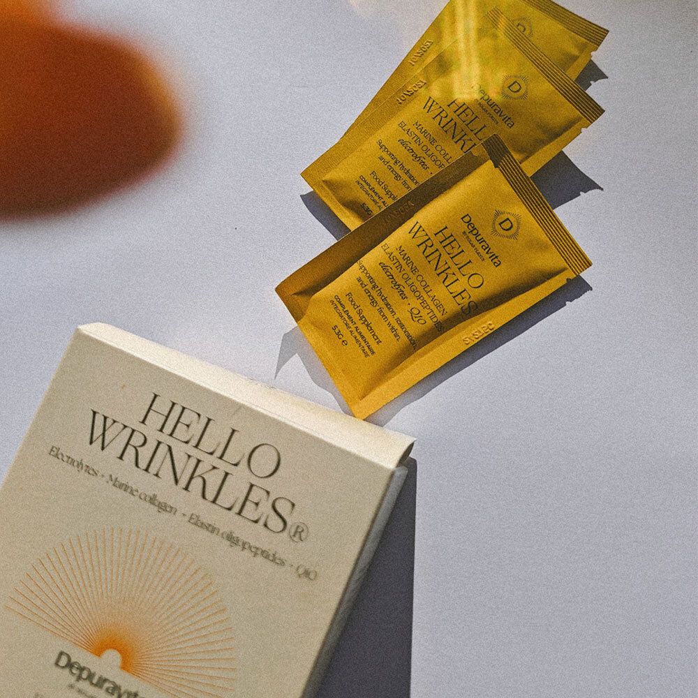 Trois sachets Depuravita Hello Wrinkles et un emballage. Nom du produit sur les sachets et l'emballage.