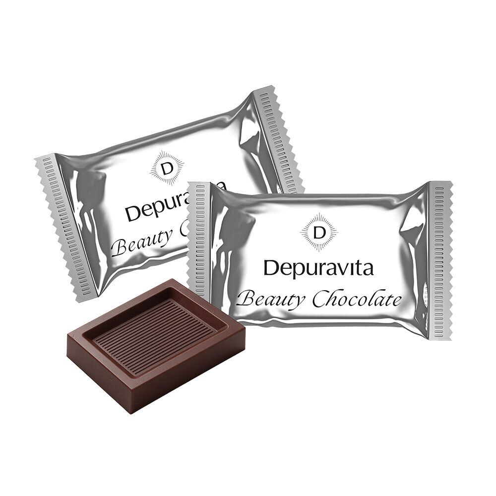 Deux Depuravita Beauty Chocolate emballés et un carré de chocolat dans un moule.