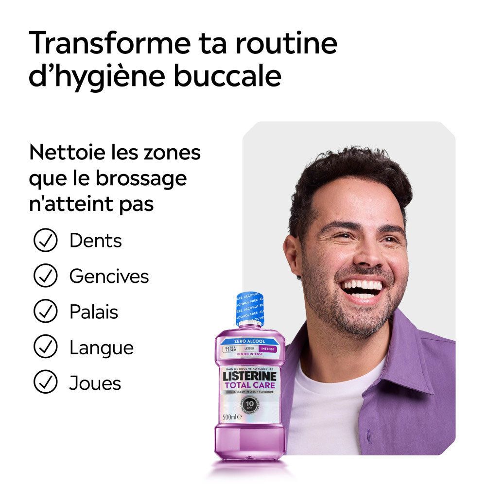 Un homme sourit avec le bain de bouche Listerine Total Care, améliorant l'hygiène bucco-dentaire.