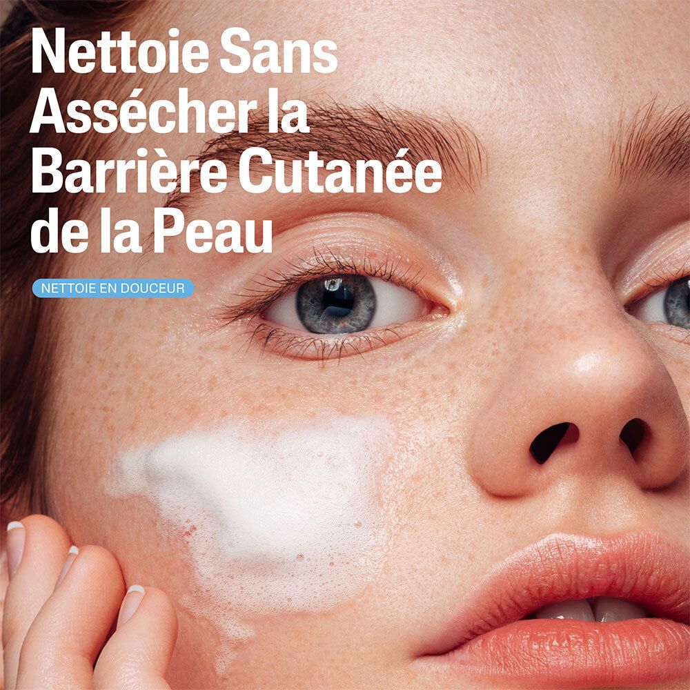 Gros plan sur un visage avec de la mousse. Texte : Nettoie sans assécher la barrière cutanée. Nettoyage doux.