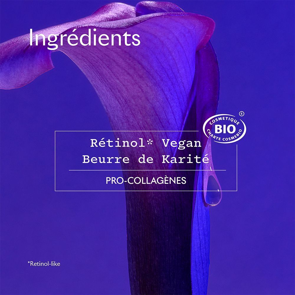 Gros plan d'une fleur. Texte: Ingrédients, Rétinol Vegan, Beurre de Karité, Pro-collagènes. Certification Bio.