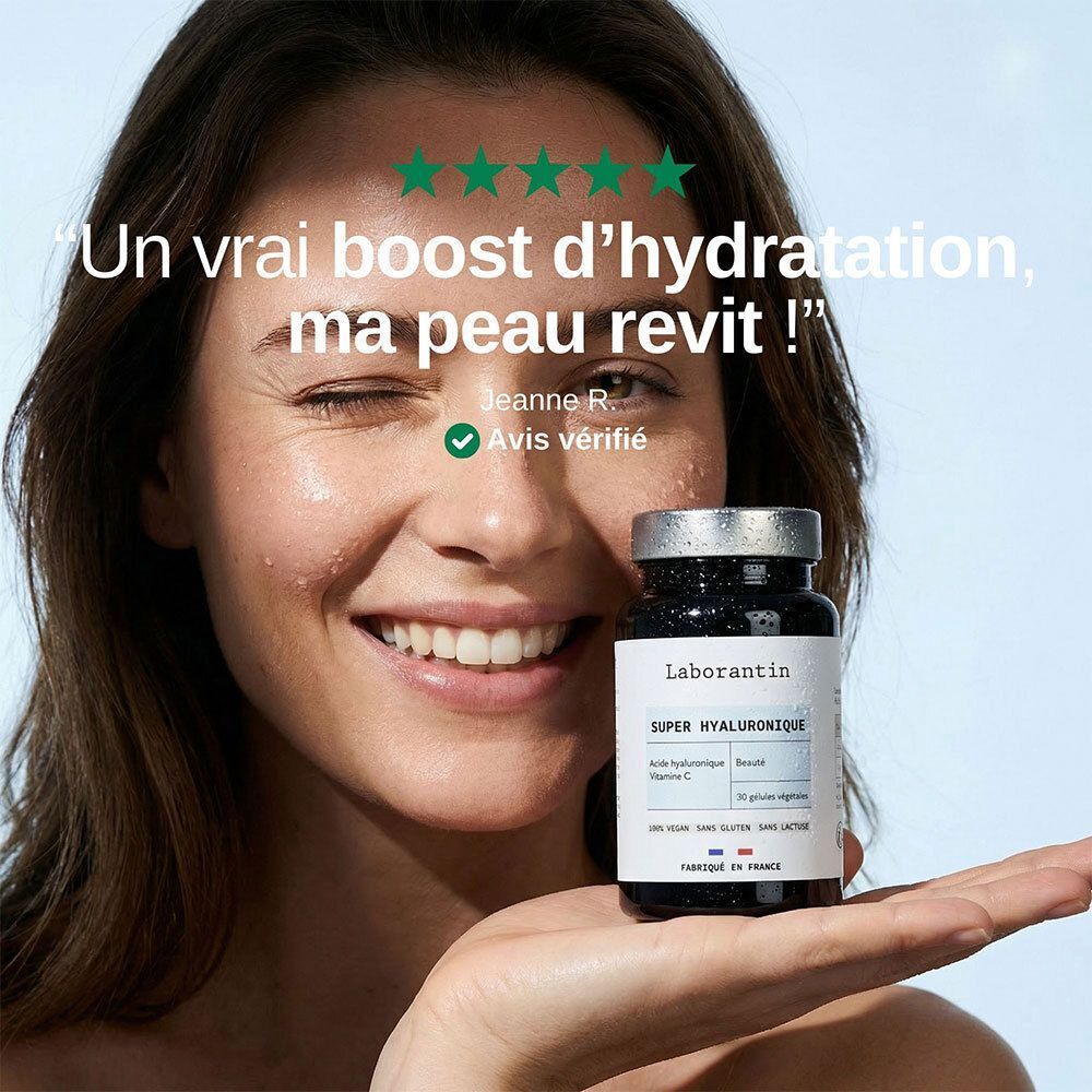 Femme cligne de l'œil, tient flacon Laborantin Super Hyaluronique. Texte: Un vrai boost d'hydratation.