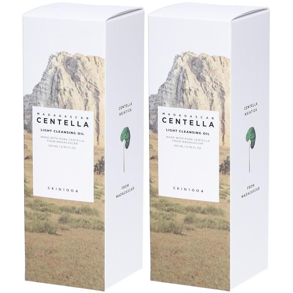 Deux boîtes blanches. Texte: MADAGASCAR CENTELLA LIGHT CLEANSING OIL. Logo et texte: SKIN1004. Image d'une montagne.