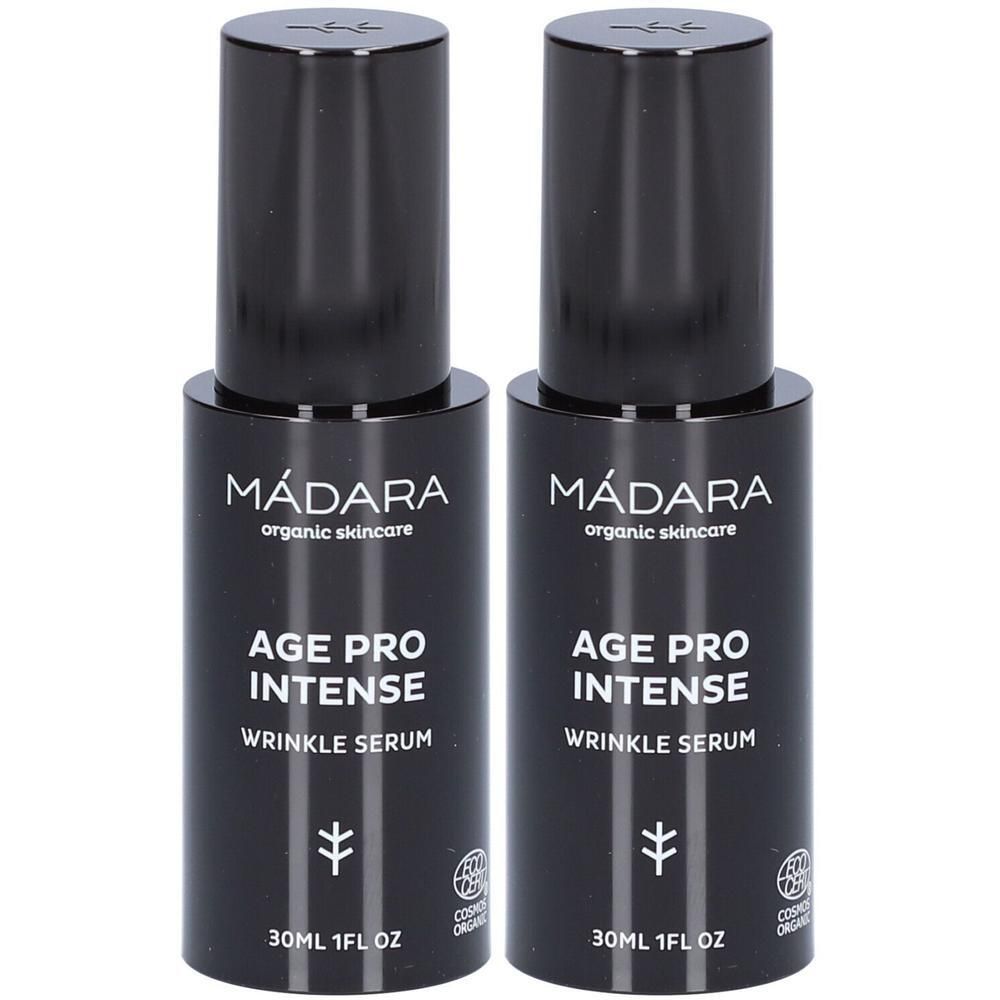 Deux flacons noirs avec bouchons noirs. Inscription : MÁDARA organic skincare, AGE PRO INTENSE WRINKLE SERUM, 30ML 1FL OZ.