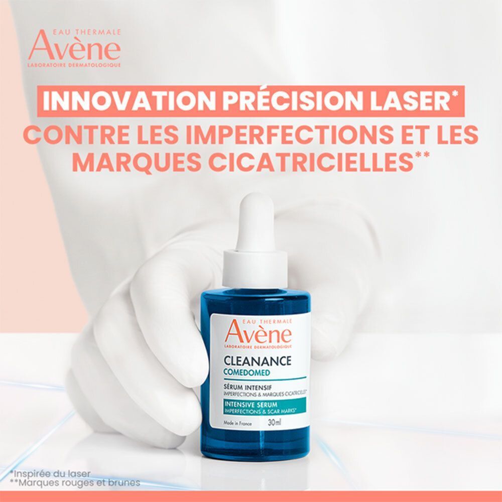 Flacon bleu avec bouchon blanc. Inscription: CLEANANCE COMEDOMED, Sérum Intensif, 30ml. Marque: Avène. Main gantée tenant le flacon.