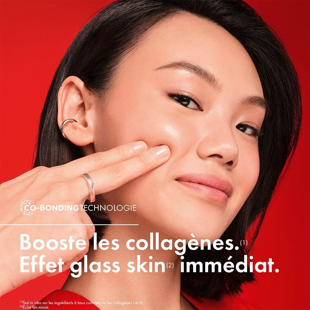 Gros plan d'une femme se touchant le visage. Texte: Boosts collagènes. Effet glass skin immédiat.