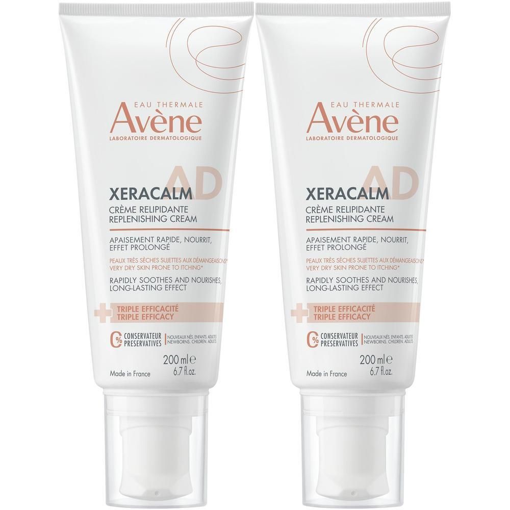 Deux tubes de crème. Inscription: Eau Thermale Avène, XERACALM AD, Crème relipidante. 200 ml. Fond blanc.