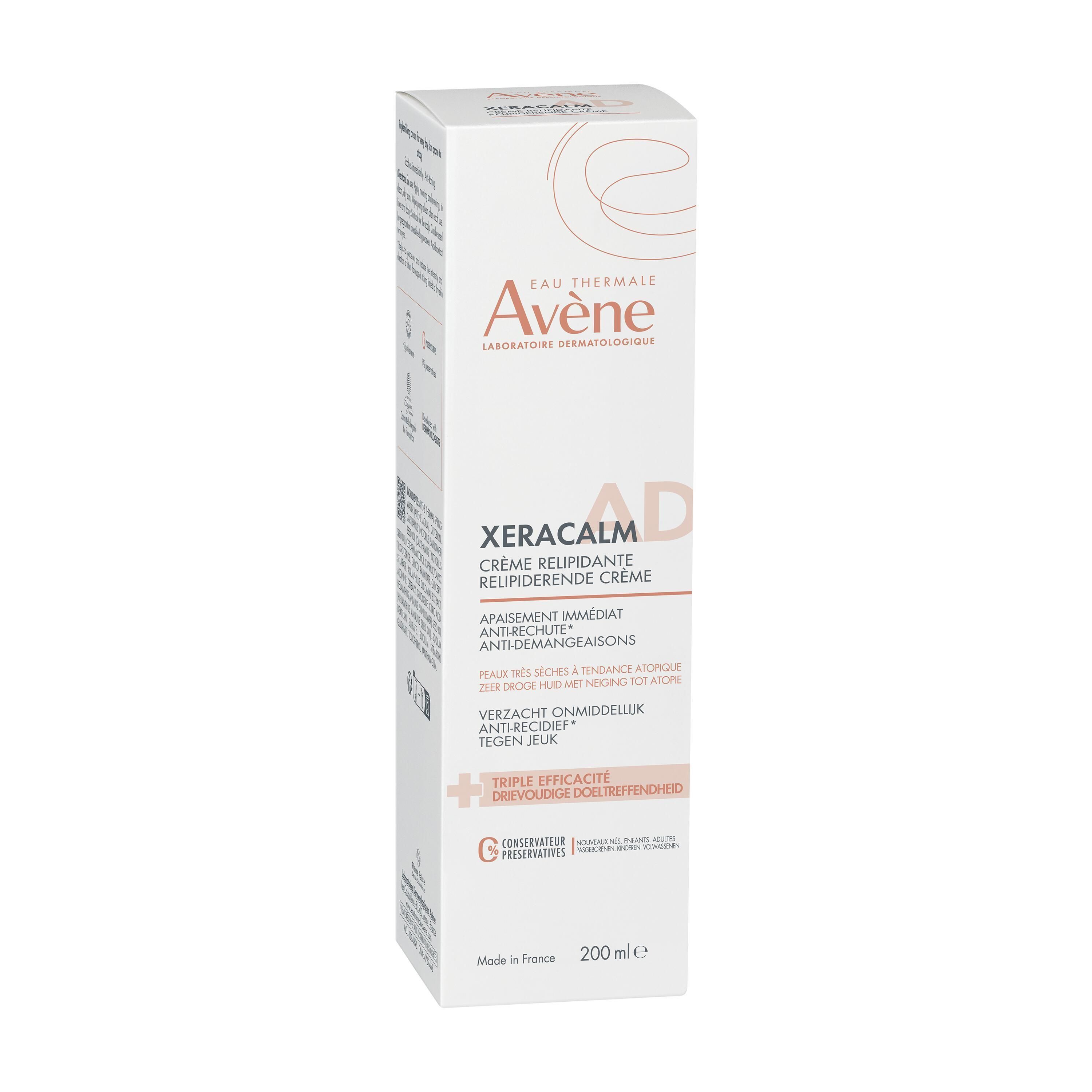 Boîte de crème. Inscription: Eau Thermale Avène, XERACALM AD, Crème relipidante. 200 ml. Fond blanc.