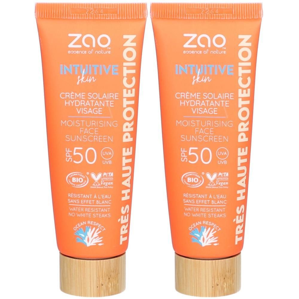 Deux tubes de crème solaire. Emballage orange avec informations produit et SPF 50. Marque ZAO. Avec label Bio.