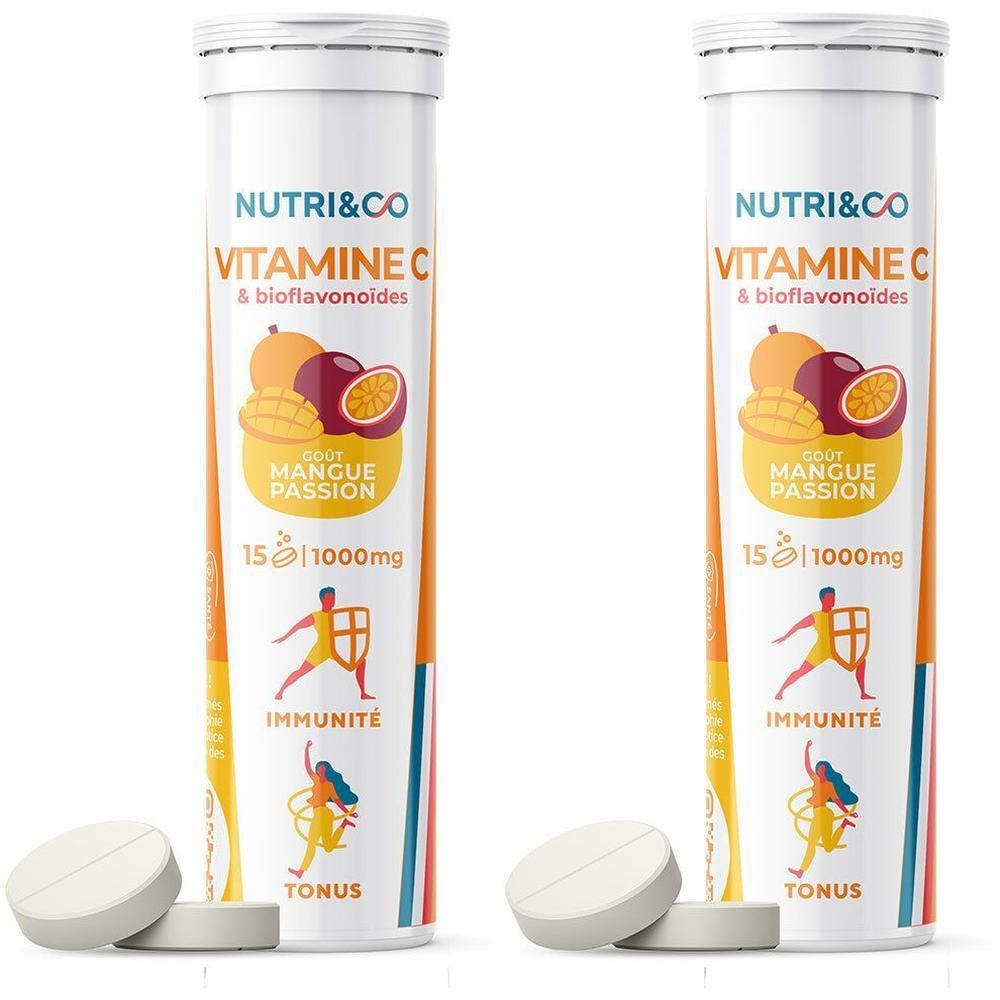 Deux tubes de comprimés de vitamine C. Saveur mangue-passion, 15 comprimés, 1000mg. Deux comprimés sont posés devant.
