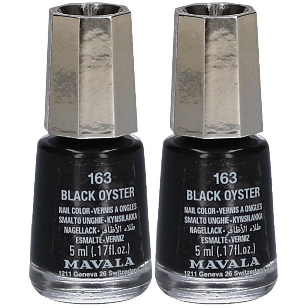 Deux flacons de vernis à ongles noirs avec bouchons argentés. Inscription : 163 Black Oyster, MAVALA, 5 ml.