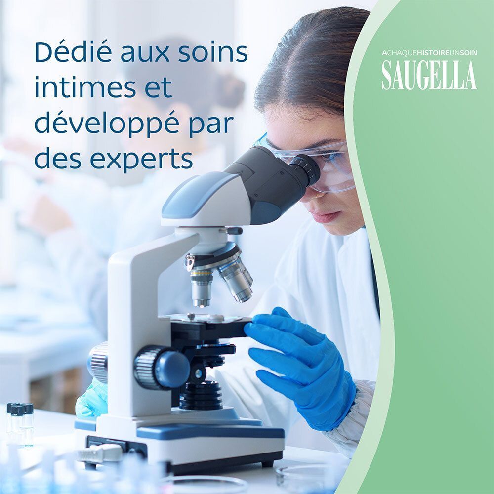 Personne en laboratoire avec un microscope. Texte: Dédié aux soins intimes et développé par des experts. Logo SAUGELLA.