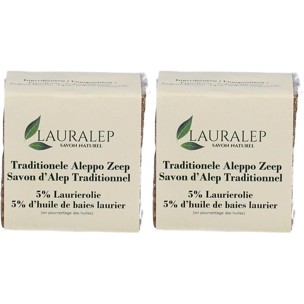 Deux savons rectangulaires emballés. Marque: LAURALEP SAVON NATUREL. Inscription: Traditionele Aleppo Zeep, 5% Laurierolie.