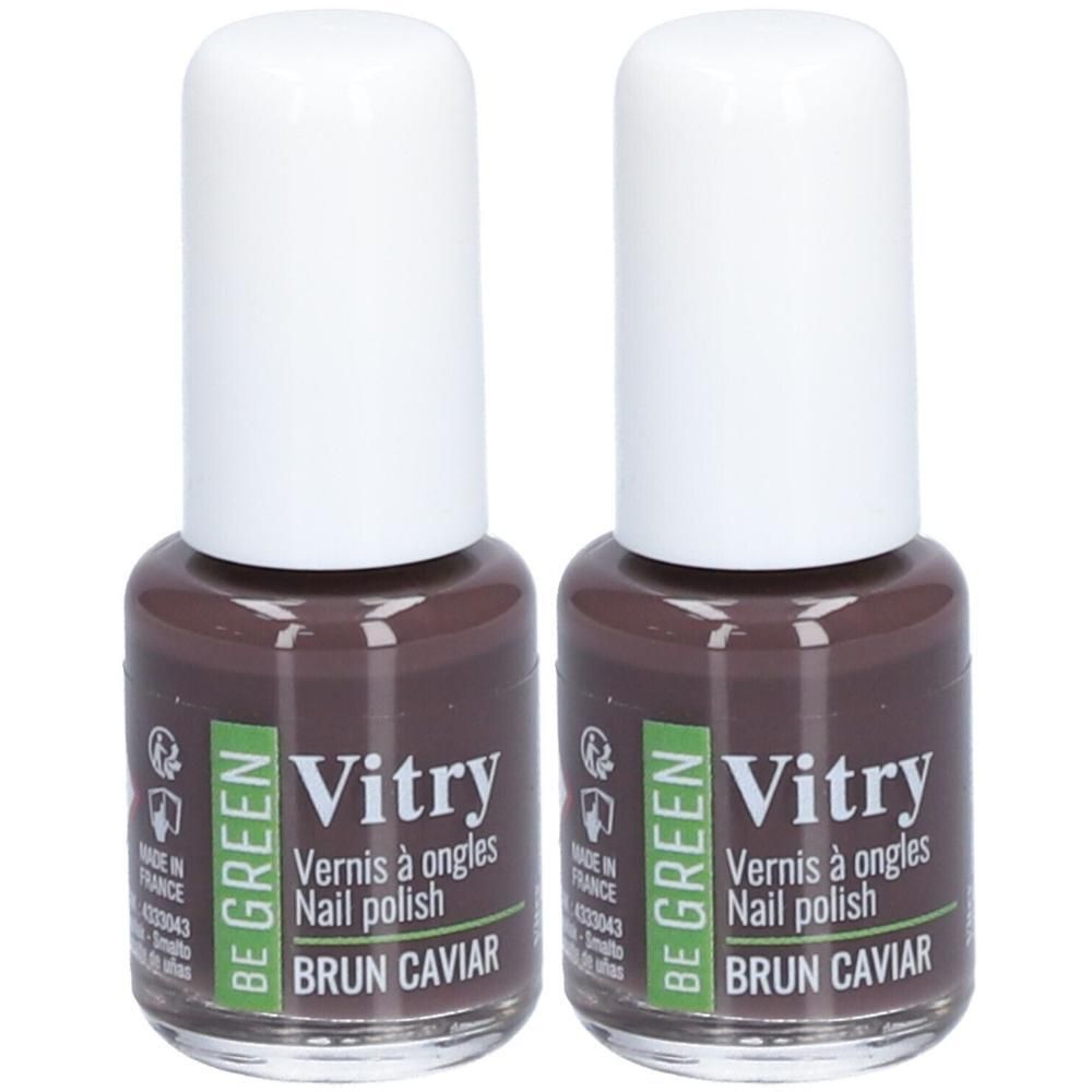 Deux flacons de vernis à ongles. Couleur marron, bouchon blanc. Inscription : Vitry, Vernis à ongles, Nail polish, BRUN CAVIAR. Be Green.