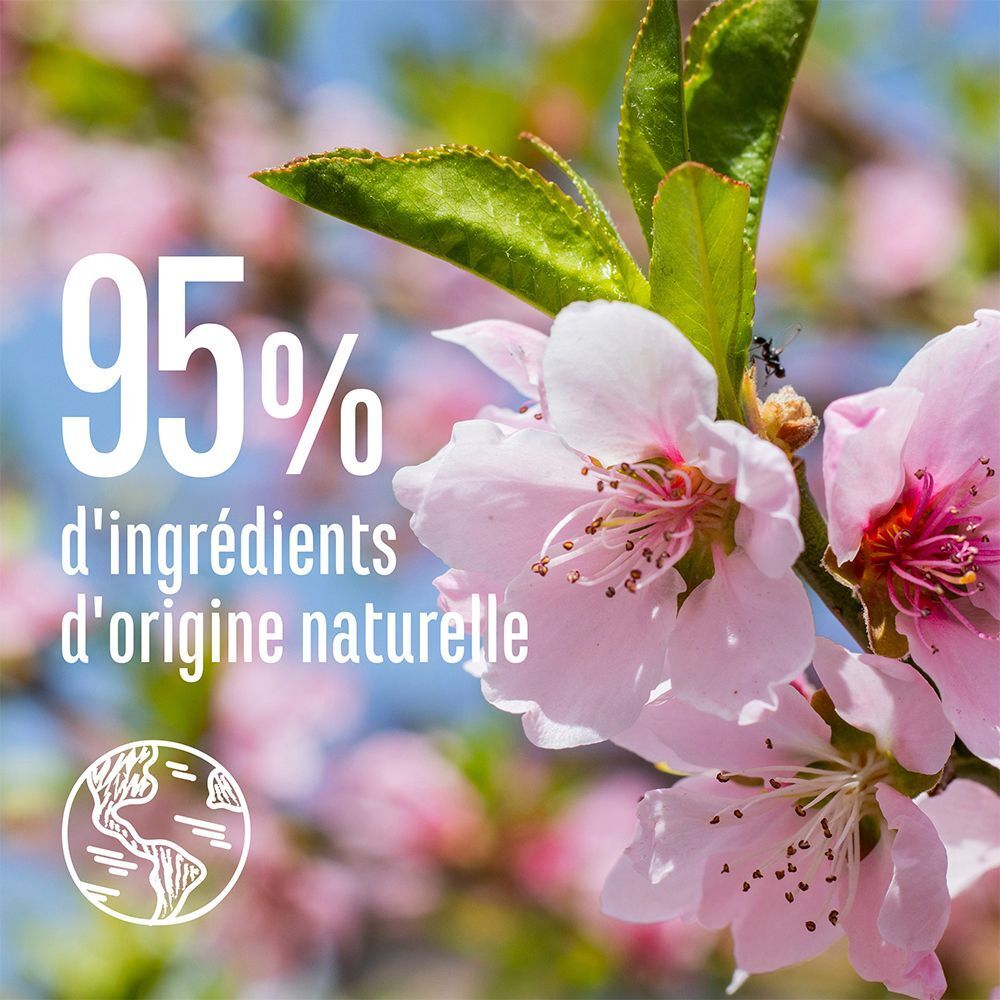 Gros plan sur des fleurs roses. Texte : 95% d'ingrédients d'origine naturelle. Logo : globe terrestre.