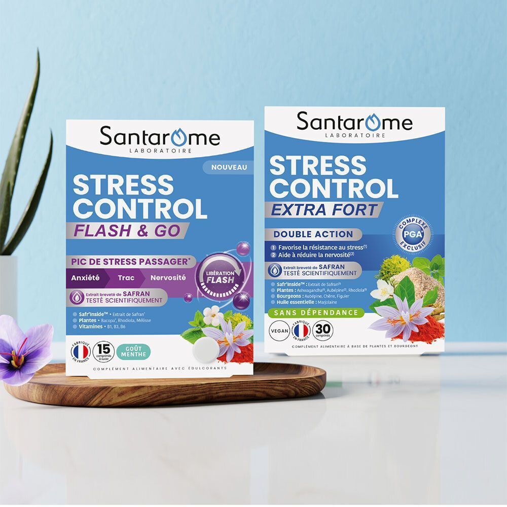 Deux boîtes SANTAROME. STRESS CONTROL FLASH & GO et STRESS CONTROL EXTRA FORT. Sur plateau en bois.