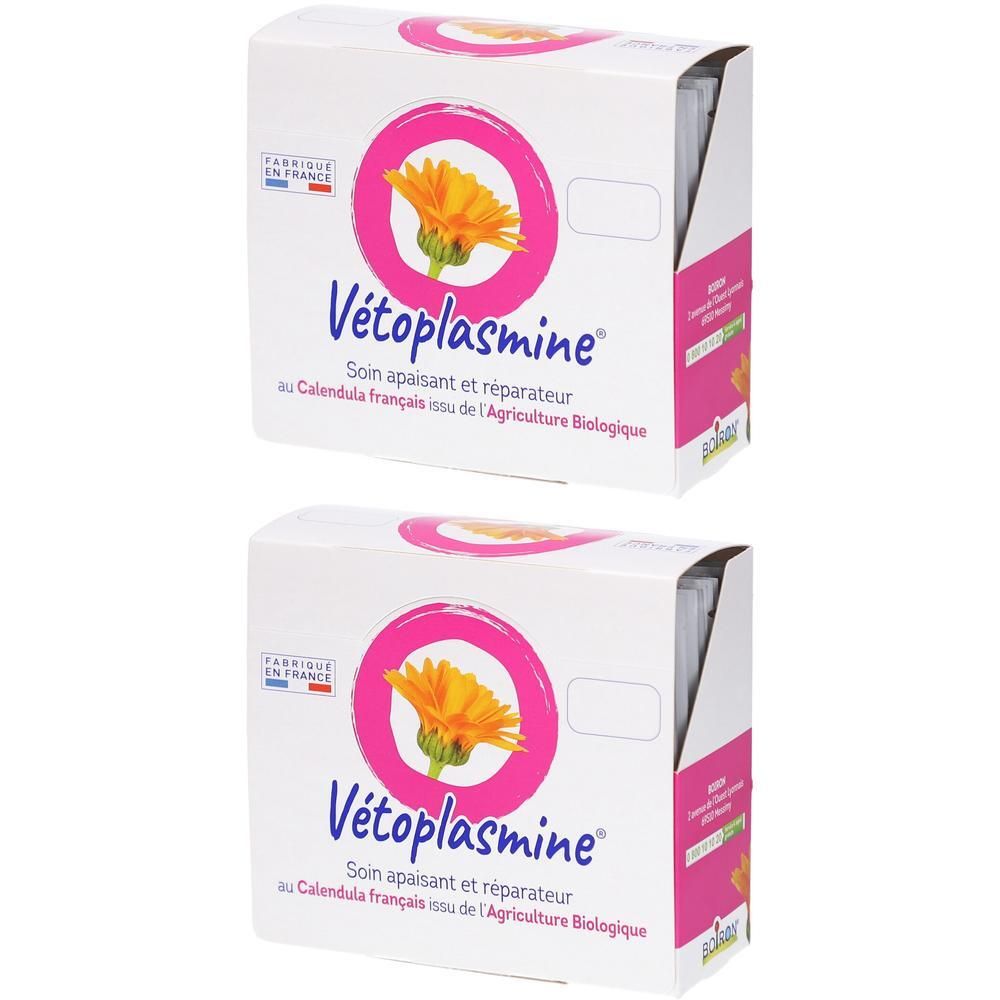 Deux boîtes de Vétoplasmine. Blanches avec des accents roses et le nom du produit. Contient une image de fleur. Texte: Soin apaisant et réparateur.