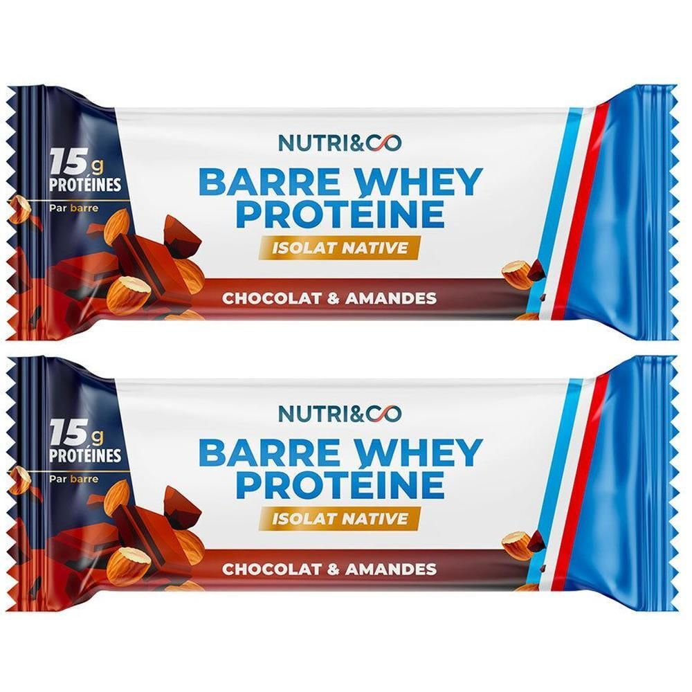 Deux barres protéinées emballées blanc et bleu. Inscription: NUTRI&CO Barre Whey Proteine, Chocolat & Amandes. 15g protéines.