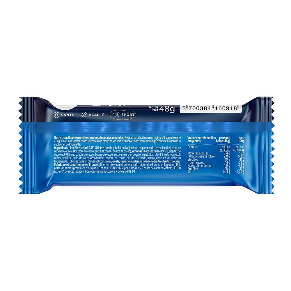 Dos d'une barre protéinée. Emballage bleu. Inscription: NUTRI&CO. Informations nutritionnelles et liste des ingrédients.