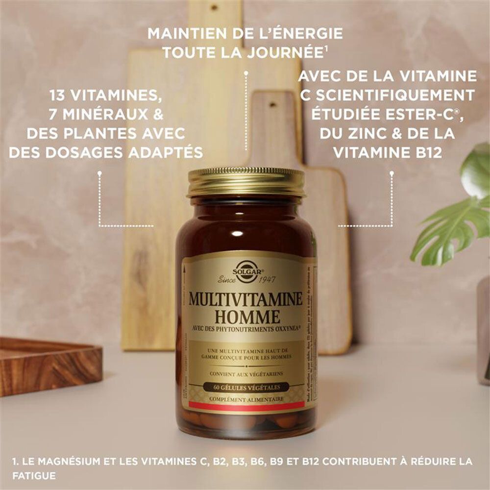 Flacon en verre brun avec couvercle doré. Inscription "Multivitamine Homme". Fond avec ustensiles de cuisine.