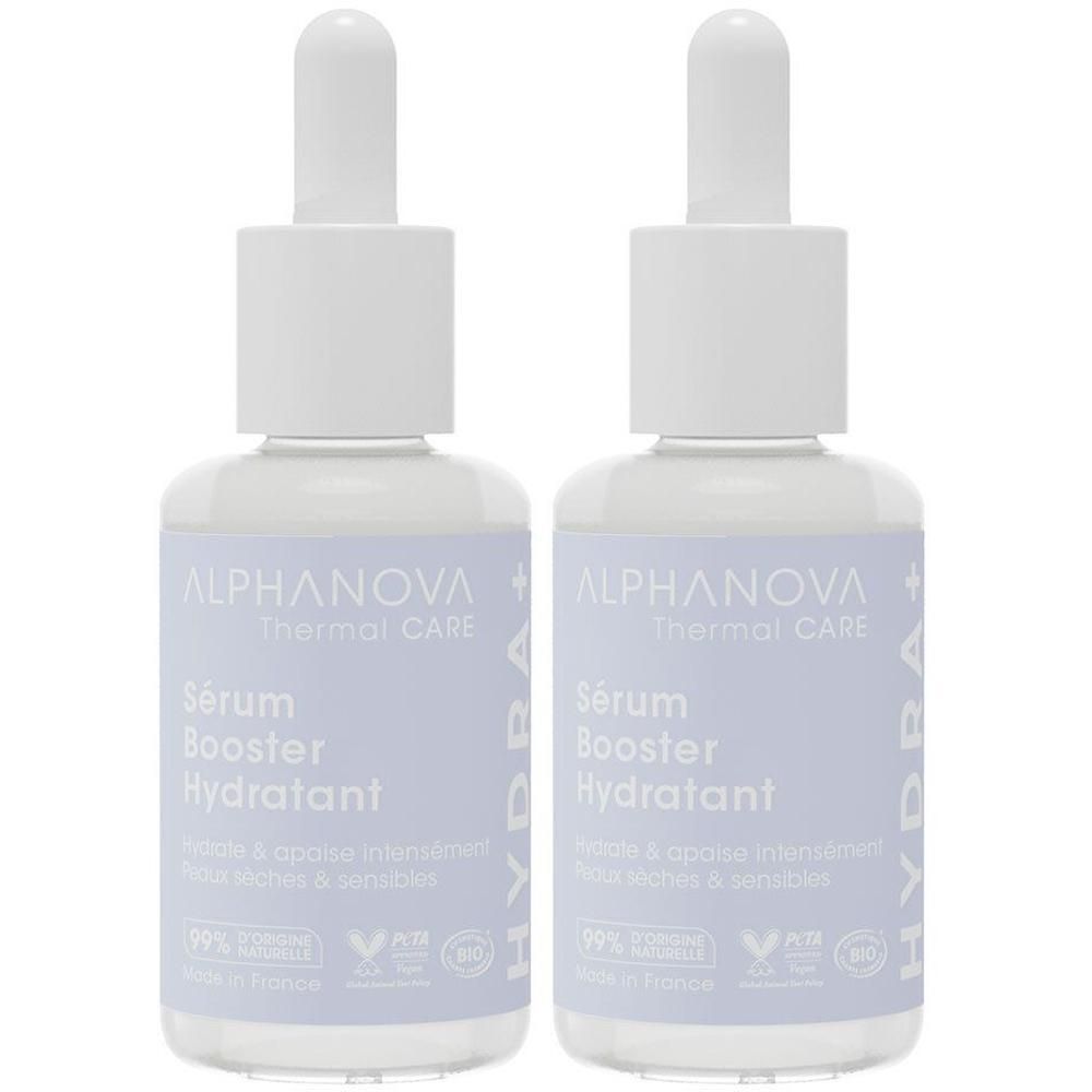 Deux flacons de sérum avec bouchon et pipette blancs. Inscription: ALPHANOVA, Sérum Booster Hydratant. Fond bleu clair.