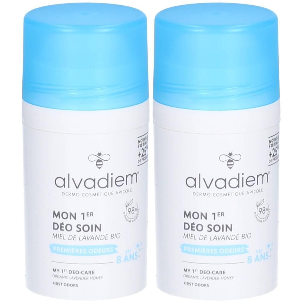 Deux déodorants roll-on avec bouchons bleu clair. Les flacons blancs portent les inscriptions "alvadiem" et "MON 1ER DÉO SOIN".