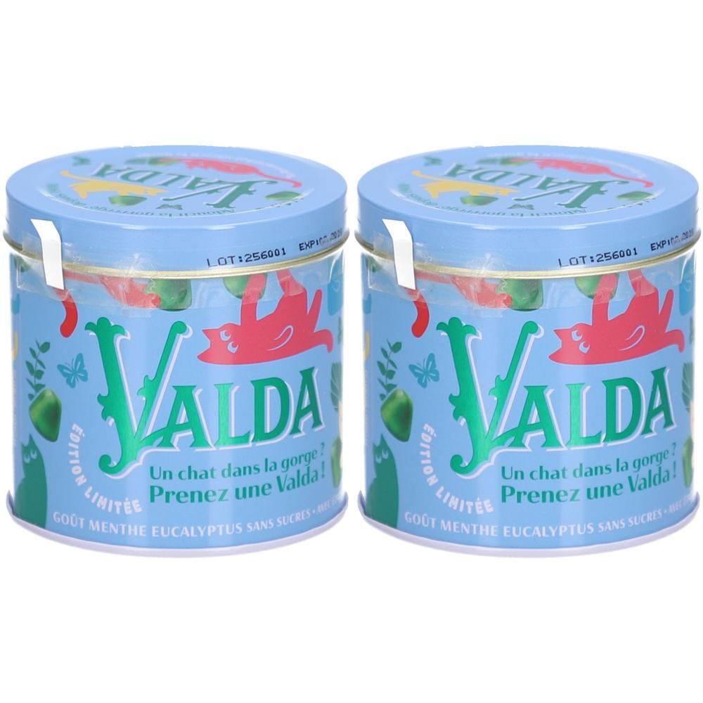 Deux boîtes cylindriques bleues. Inscription "Valda" et illustrations. Texte : "Un chat dans la gorge? Prenez une Valda!" et "Gout Menthe Eucalyptus Sans Sucre".
