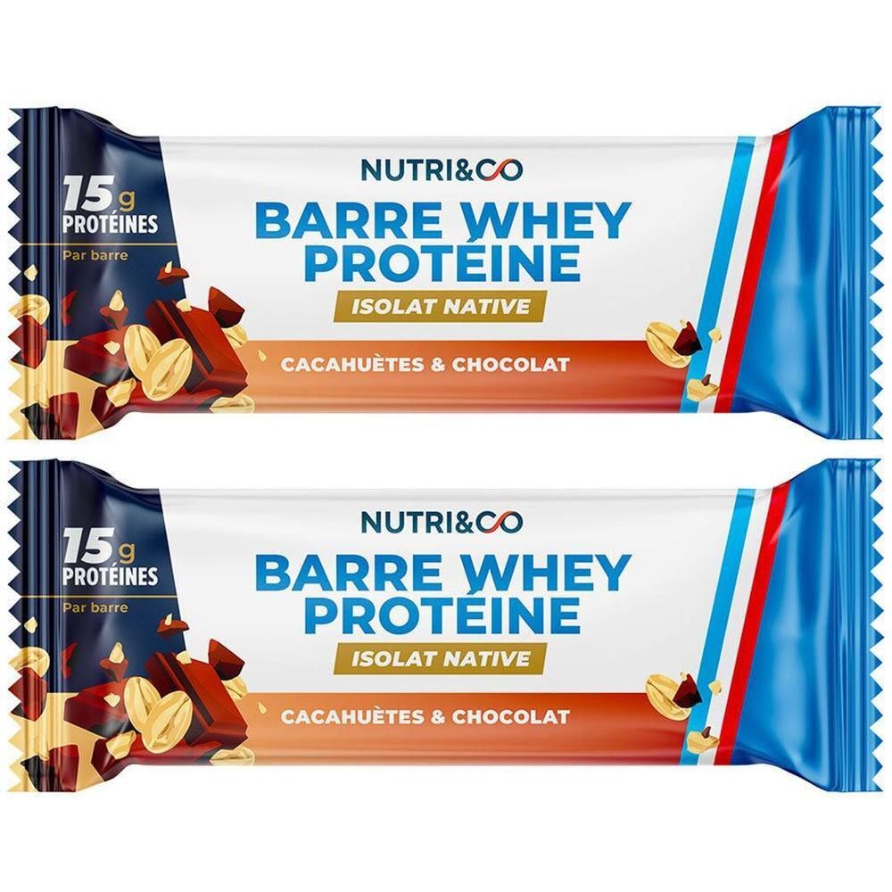 Deux barres protéinées emballées. Inscription: NUTRI&CO, Barre Whey Protéine, Cacahuètes & Chocolat. 15g protéines.