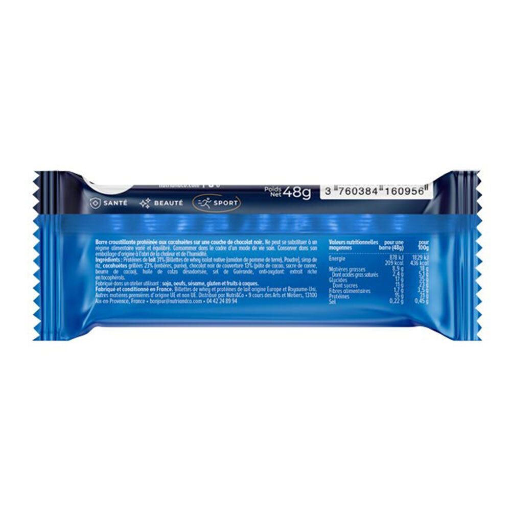 Dos d'une barre protéinée. Emballage bleu. Inscription: 48g, informations nutritionnelles, liste des ingrédients. Marque et logo.