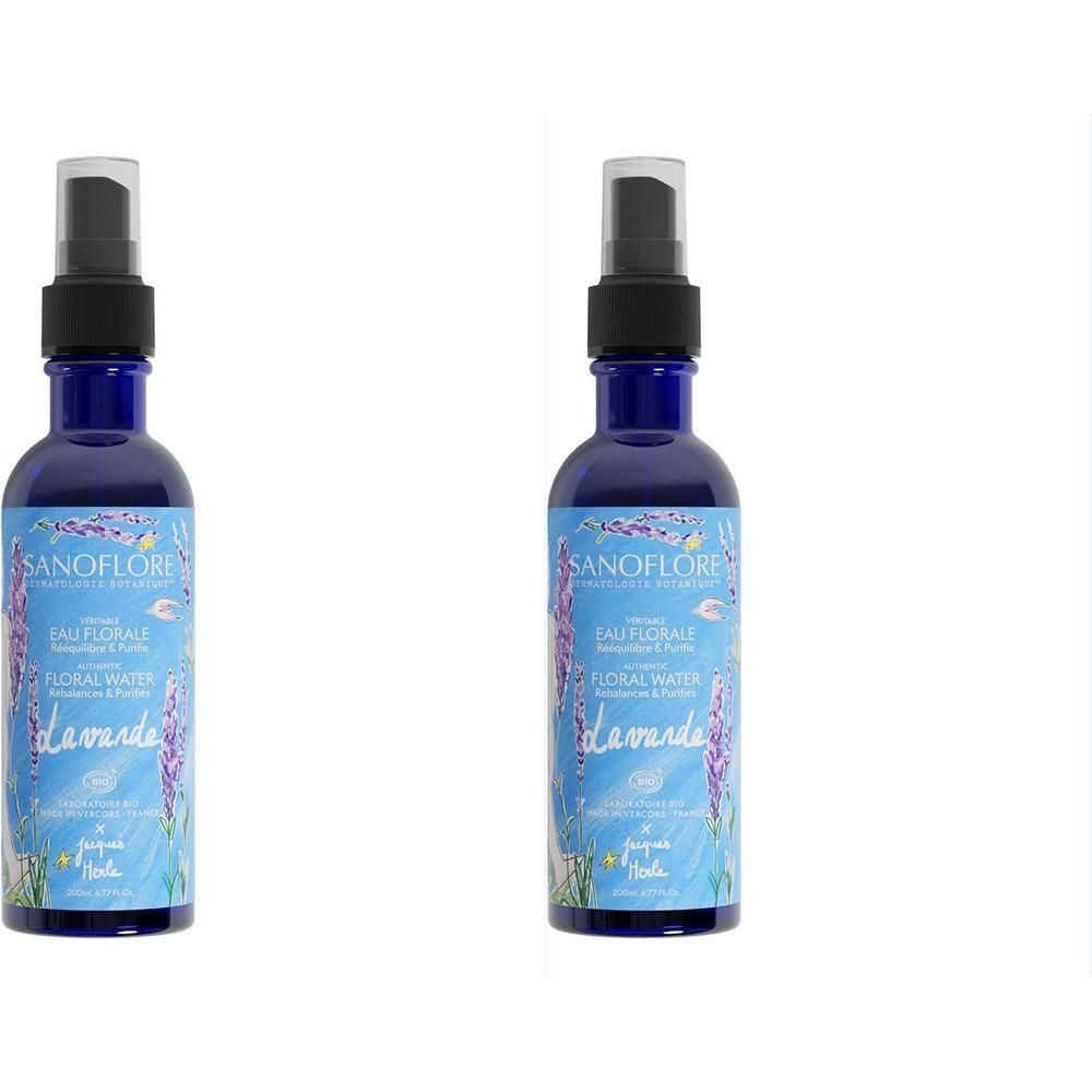Deux flacons bleus avec vaporisateur. Étiquettes : "EAU FLORALE LAVANDE".