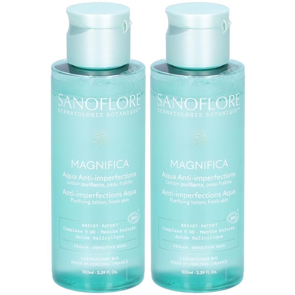 Deux flacons de liquide turquoise. Inscriptions: SANOFLORE, MAGNIFICA, Aqua Anti-imperfections. Vegan, peau sensible.
