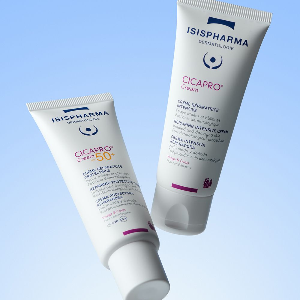 Deux tubes Isispharma Cicapro Cream SPF50+, dont un à protection intensive. En suspension sur fond bleu.