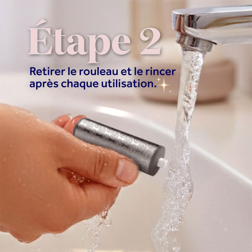 Nettoyage d'un rouleau NanoTech sous l'eau courante, étape 2.
