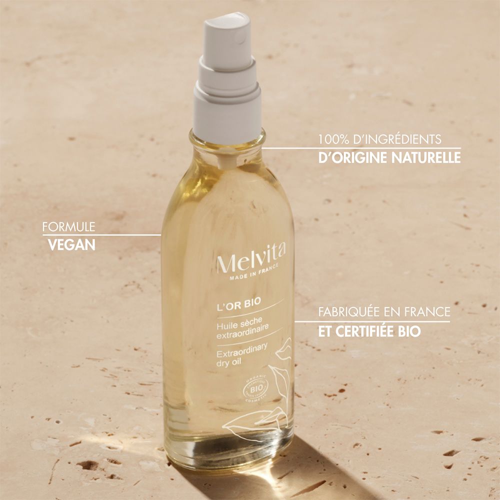 Bouteille Melvita L'Or Bio Extraordinary Dry Oil. Texte : 100% ingrédients d'origine naturelle, vegan, fabriqué en France.